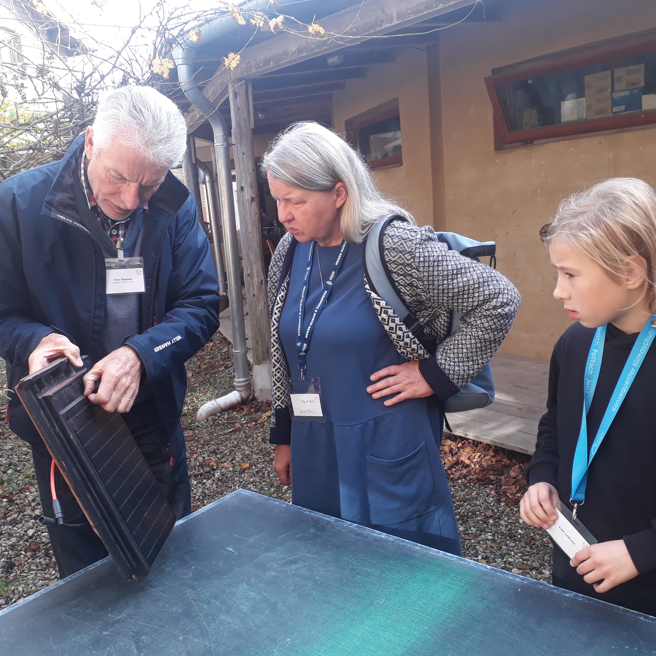 Emil Andresen (10) diskutiert mit Peter Hamann und Dagmar Lorenz über Solarpfannen